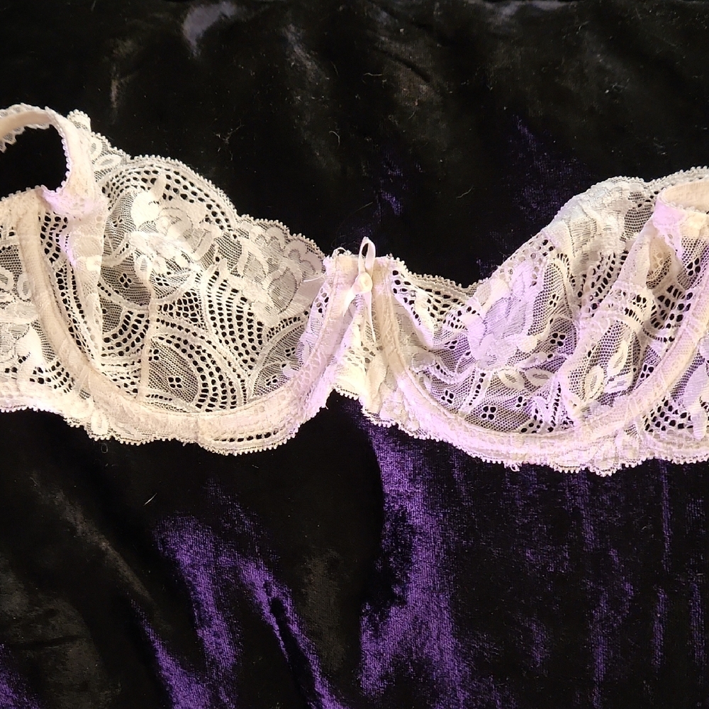 Elegant Lace Underwire Bra vintage victorias secret.